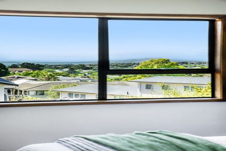 Photo of property in 14 Deverell Place, Northcross, Auckland, 0632