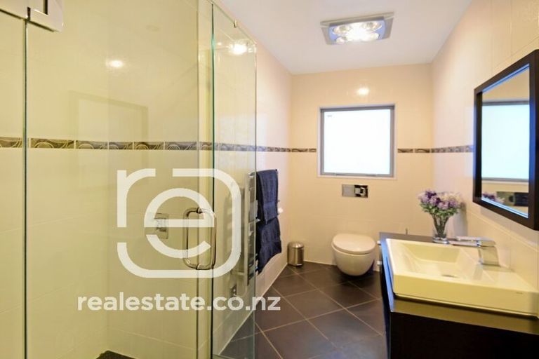 Photo of property in 16 Lakeridge Close, Northcross, Auckland, 0632