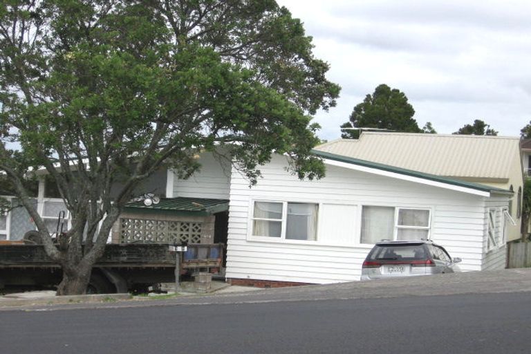 Photo of property in 2/302 Glenfield Road, Glenfield, Auckland, 0629