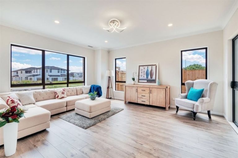 Photo of property in 1 Huahua Crescent, Papakura, 2110