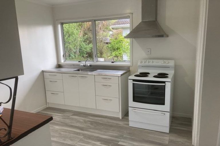 Photo of property in 1/247 Wairau Road, Totara Vale, Auckland, 0627