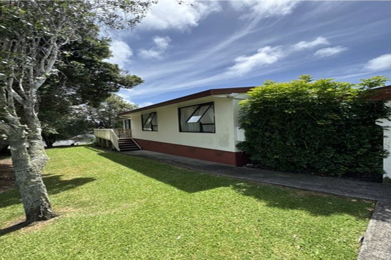 Photo of property in 2 Jumento Place, Unsworth Heights, Auckland, 0632