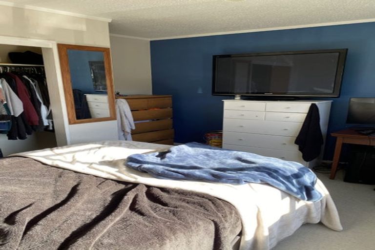 Photo of property in 32 Colchester Crescent, Newlands, Wellington, 6037