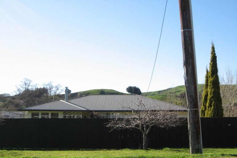 Photo of property in 21 Milne Street, Hunterville, 4730