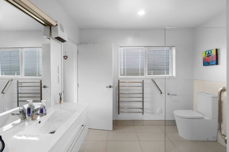 Photo of property in 8 Bayview Park Lane, Orewa, 0931