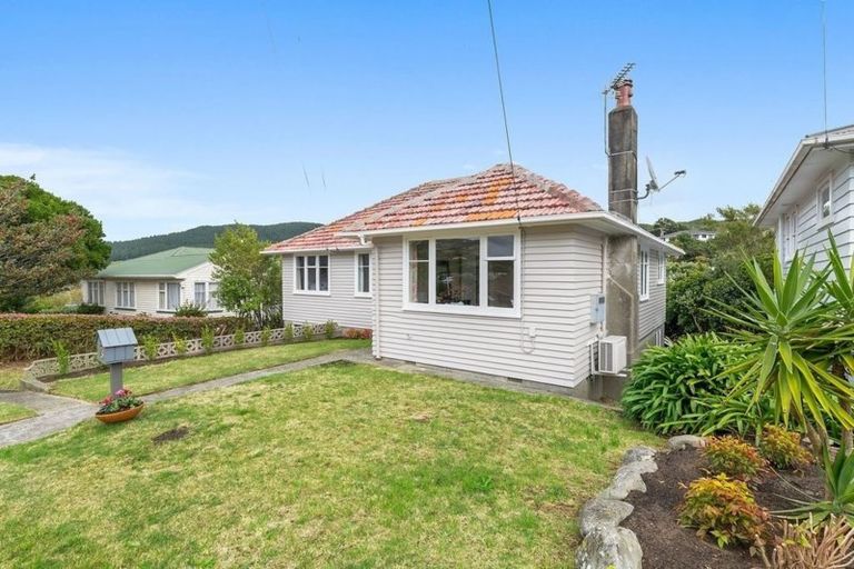 Photo of property in 16 Kereru Bend, Tawa, Wellington, 5028