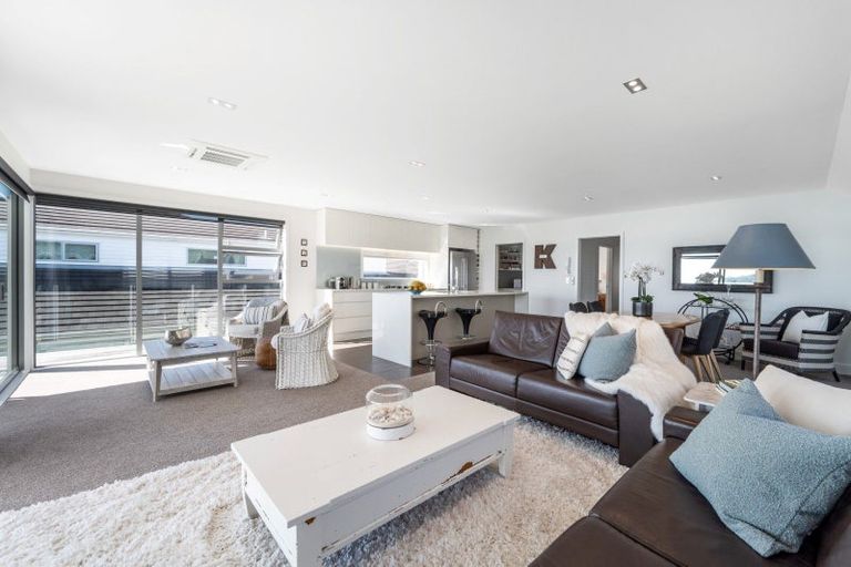 Photo of property in 8 The Parade, Bucklands Beach, Auckland, 2012