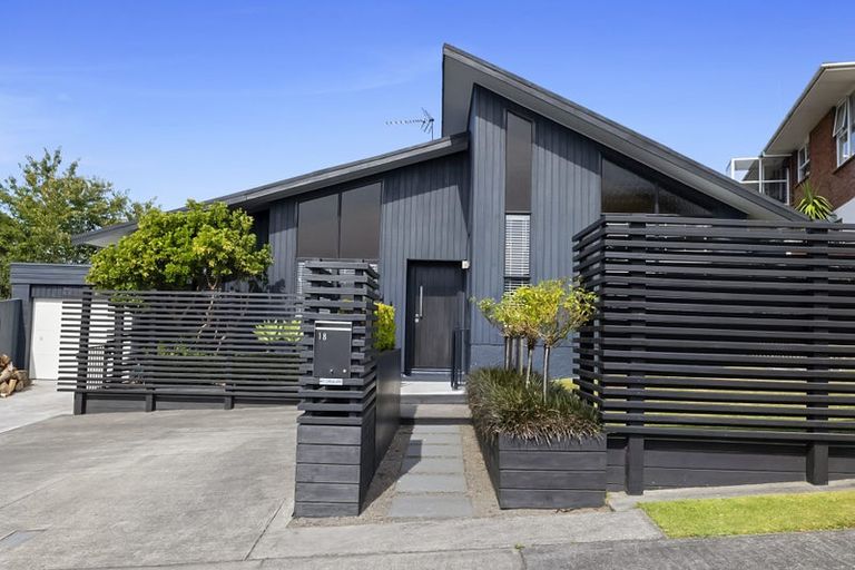 Photo of property in 18 Mayfair Place, Westown, New Plymouth, 4310