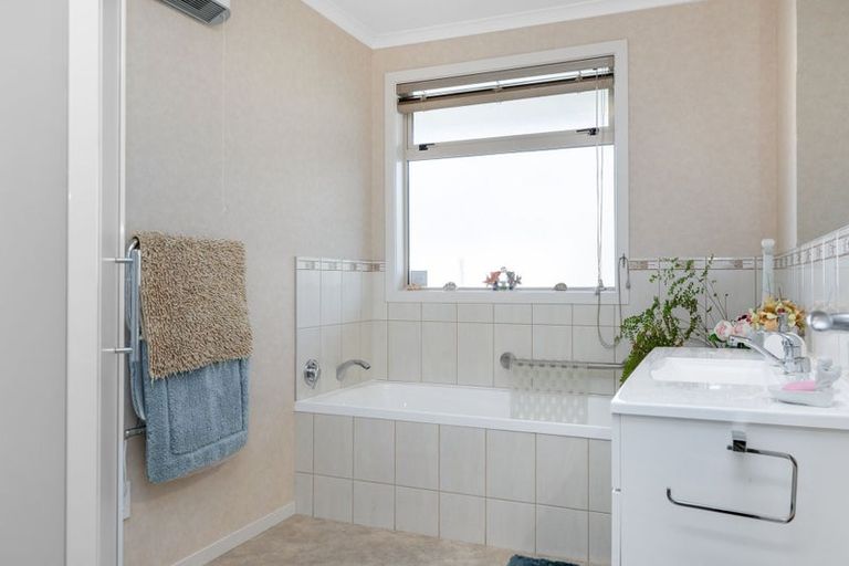 Photo of property in 9 Magnolia Rise, Waipahihi, Taupo, 3330