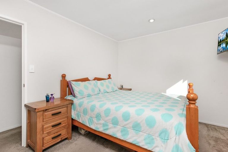 Photo of property in 2/17 Etherton Drive, Weymouth, Auckland, 2103