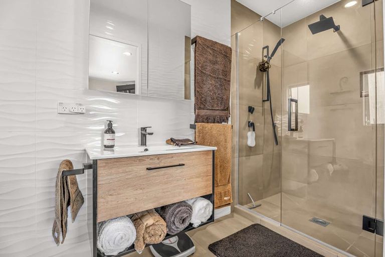 Photo of property in 10 Rena Place, Whitianga, 3510