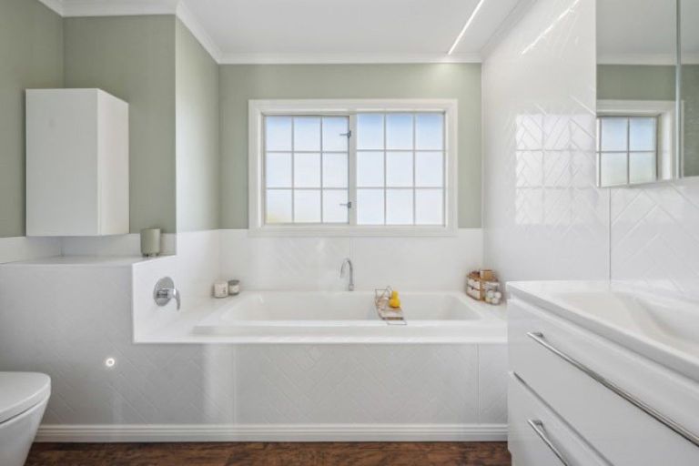 Photo of property in 2 Rika Place, Kawaha Point, Rotorua, 3010