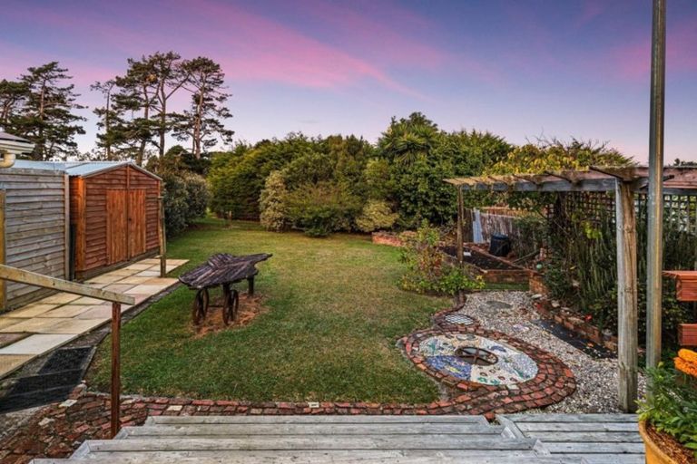 Photo of property in 16 Tiki Street, New Lynn, Auckland, 0600