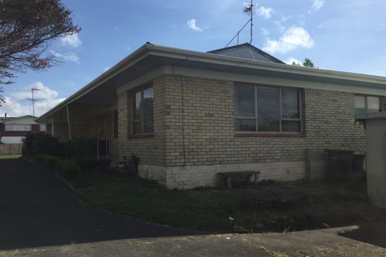 Photo of property in 2/52 Butterworth Drive, Glendene, Auckland, 0602