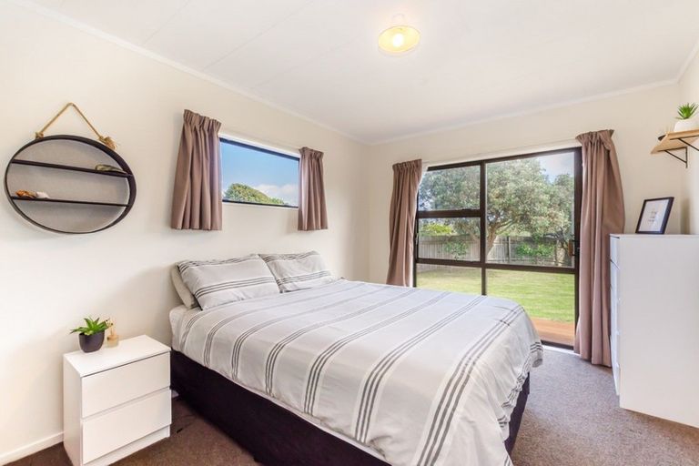 Photo of property in 16 Tobys Way, Waikanae Beach, Waikanae, 5036
