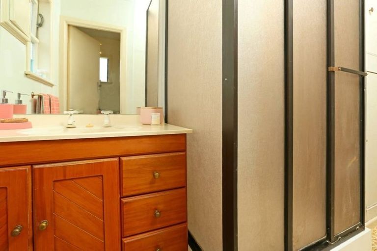 Photo of property in 50 Matipo Road, Te Atatu Peninsula, Auckland, 0610