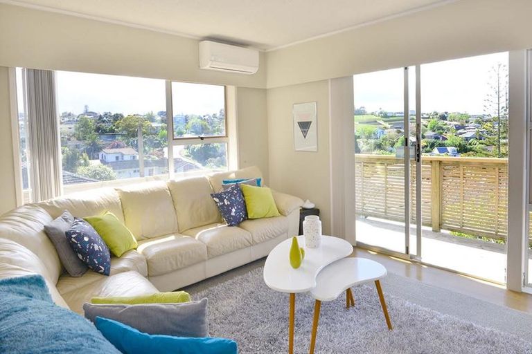 Photo of property in 1/48 Ravenwood Drive, Forrest Hill, Auckland, 0620