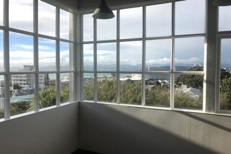 Photo of property in 43 Grant Road, Thorndon, Wellington, 6011