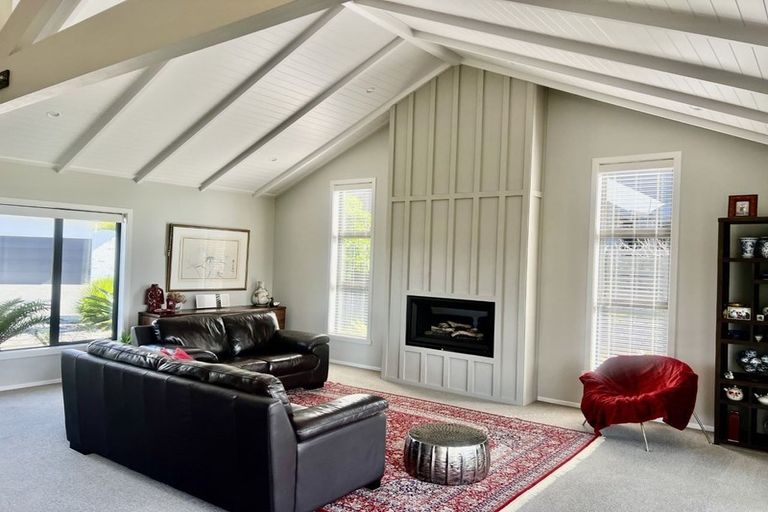 Photo of property in 18 Topping Place, Whitianga, 3510