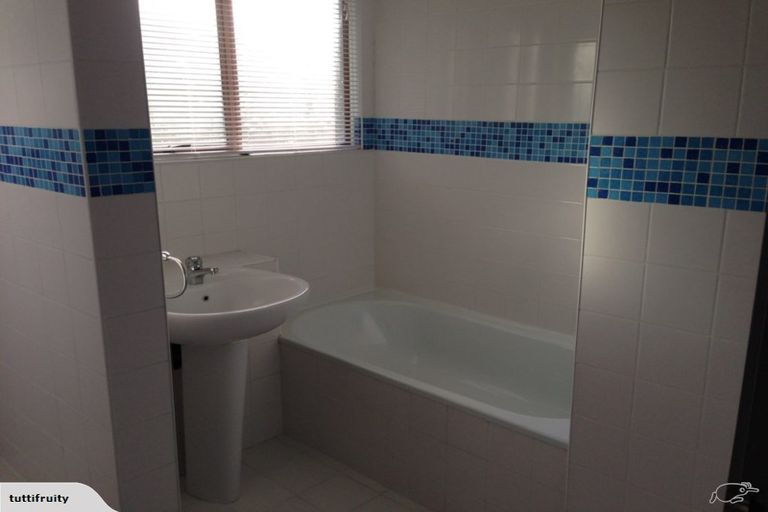 Photo of property in 2/20a Chivalry Road, Glenfield, Auckland, 0629