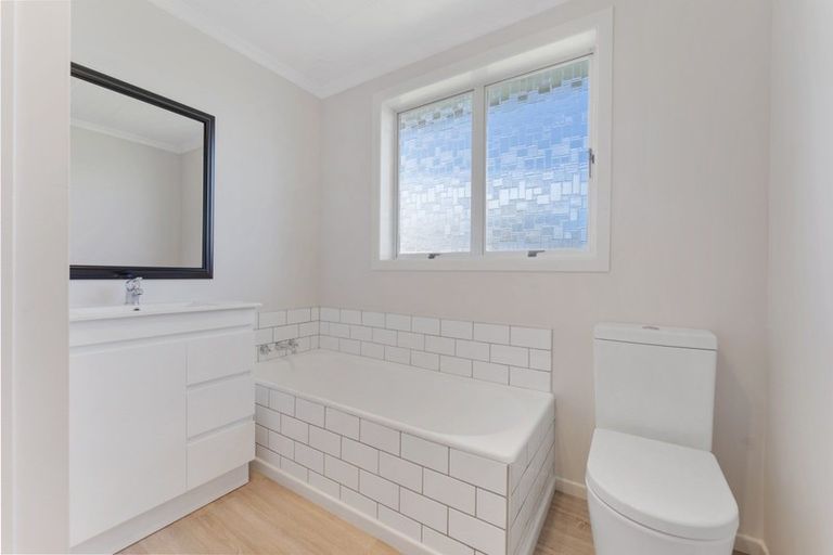 Photo of property in 20 Nikau Street, Inglewood, 4330