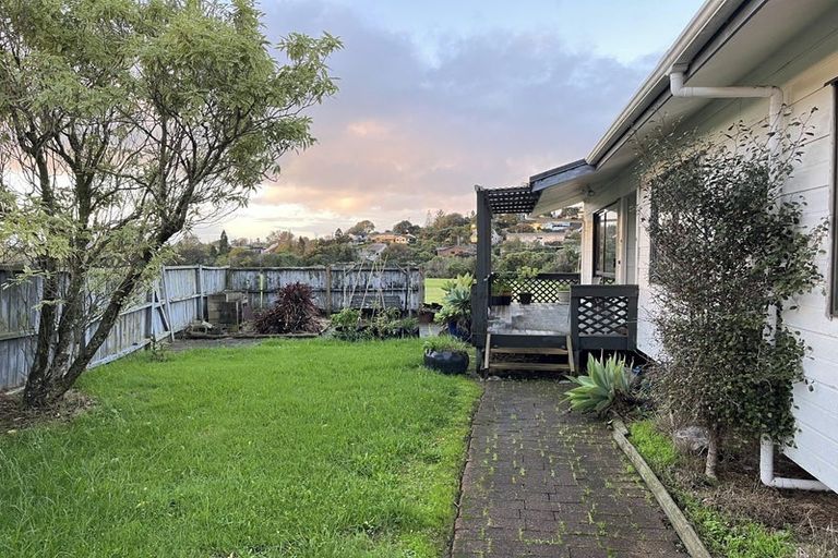 Photo of property in 36 Meadowvale Rise, Titirangi, Auckland, 0604