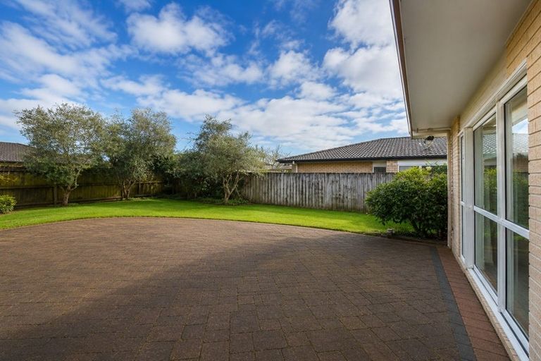 Photo of property in 18 Naul Place, East Tamaki Heights, Auckland, 2016