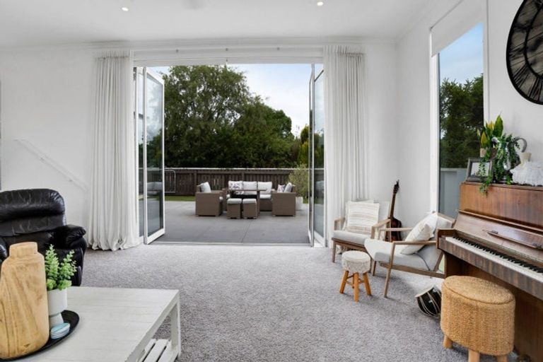 Photo of property in 15 Kowhai Street, Strandon, New Plymouth, 4312