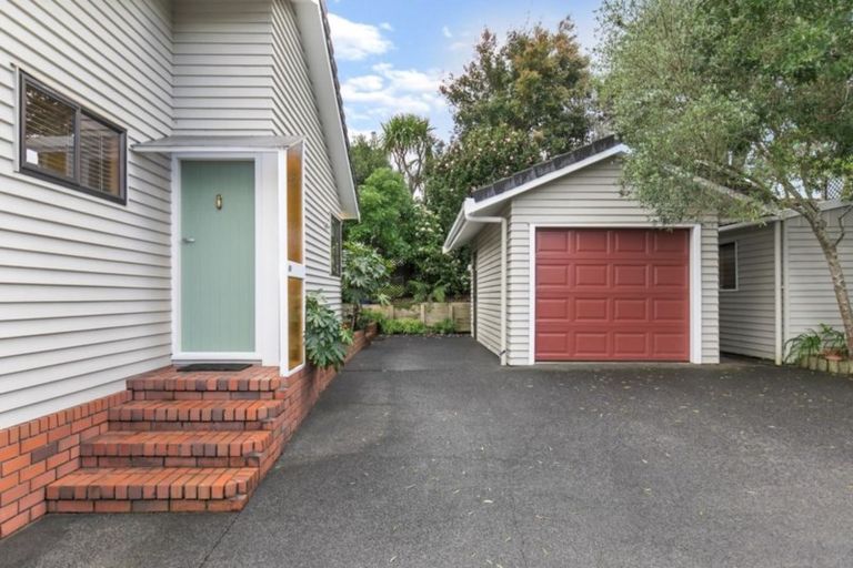 Photo of property in 2/5 Wernham Place, Northcote, Auckland, 0626