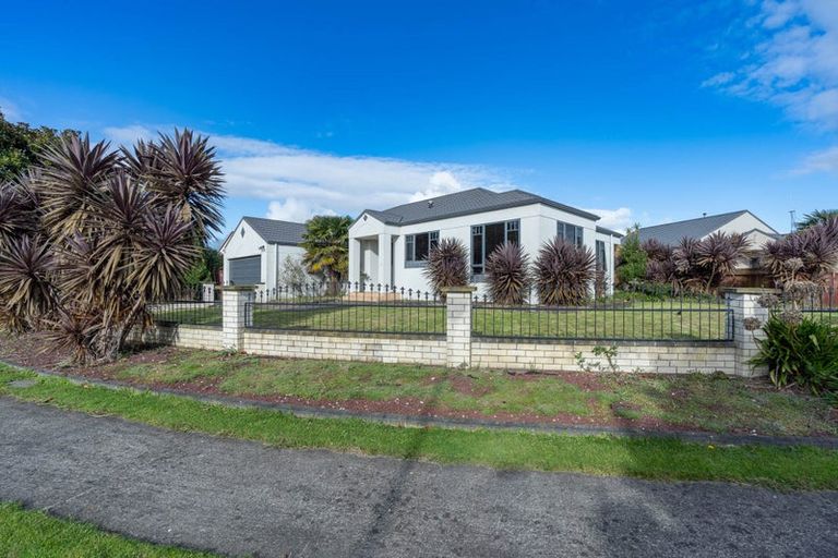 Photo of property in 35 Dalfield Place, Highbury, Palmerston North, 4412