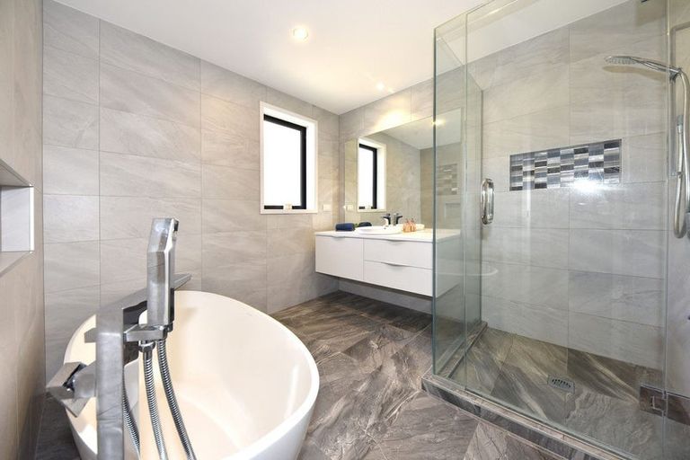 Photo of property in 3 Stoneyridge Close, Mount Pleasant, Christchurch, 8081