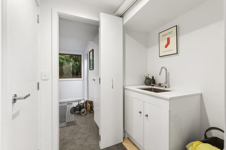 Photo of property in 111a Breaker Bay Road, Breaker Bay, Wellington, 6022