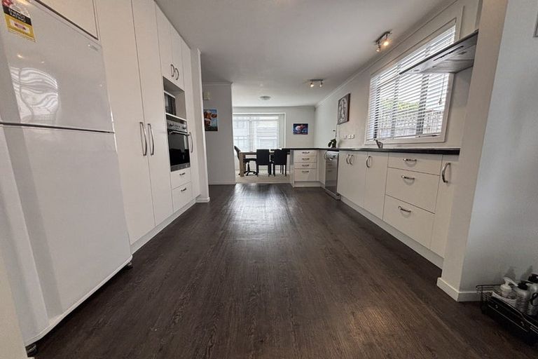 Photo of property in 33 Vinograd Drive, Te Atatu Peninsula, Auckland, 0610