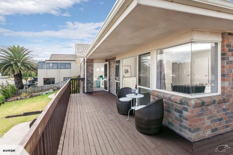 Photo of property in 14 Ribbonwood Crescent, Goodwood Heights, Auckland, 2105