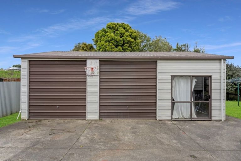 Photo of property in 13 Fernleigh Avenue, Waiuku, 2123