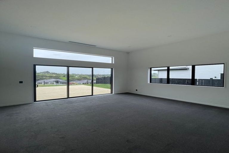 Photo of property in 2 Lumber Rise, Swanson, Auckland, 0614