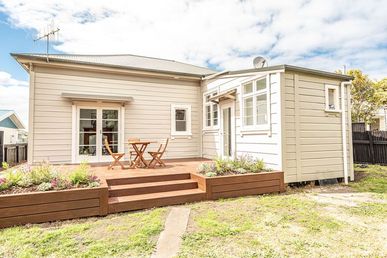 Photo of property in 2 Alma Road, Gonville, Whanganui, 4501