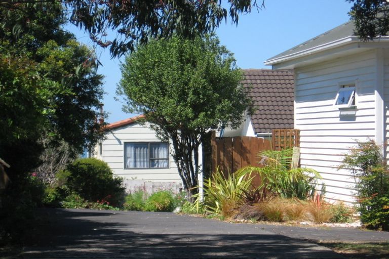 Photo of property in 2/5 Folkestone Street, Murrays Bay, Auckland, 0630
