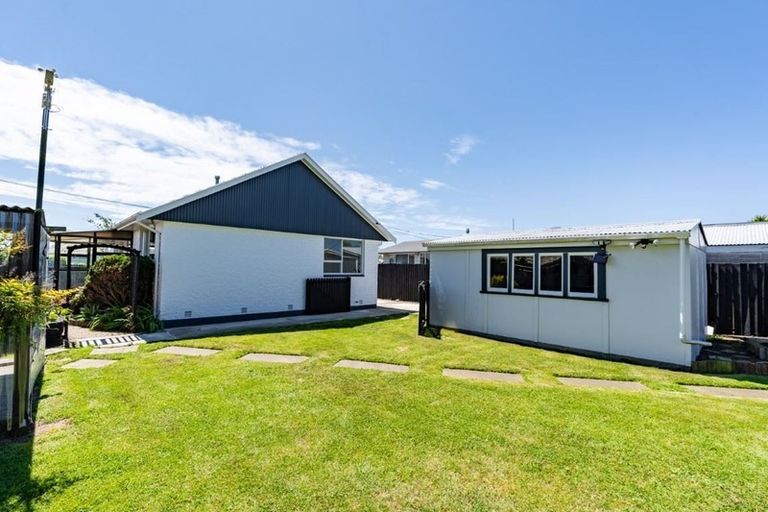 Photo of property in 84 Farquhars Road, Redwood, Christchurch, 8051
