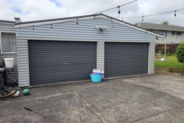 Photo of property in 15 Tiki Street, New Lynn, Auckland, 0600
