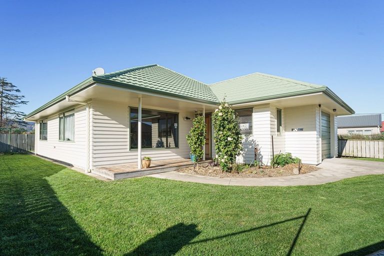Photo of property in 6 Waihurihia Street, Otaki, 5512