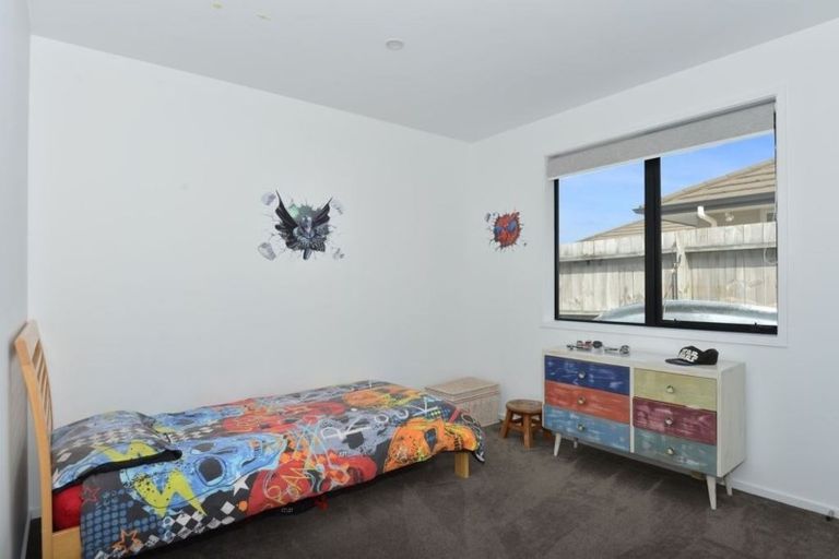 Photo of property in 16 Roto View, One Tree Point, 0118