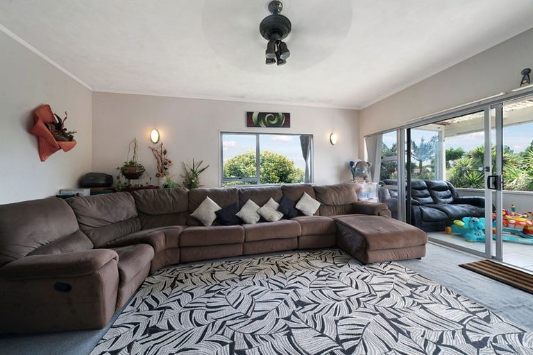 Photo of property in 3 Hillary Heights Avenue, Glendene, Auckland, 0602