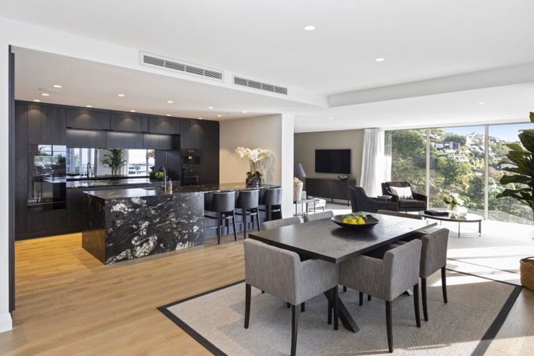 Photo of property in 15 Omeo Crescent, Redcliffs, Christchurch, 8081