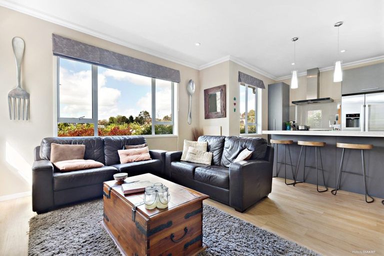 Photo of property in 41 Namsan Close, Fairview Heights, Auckland, 0632