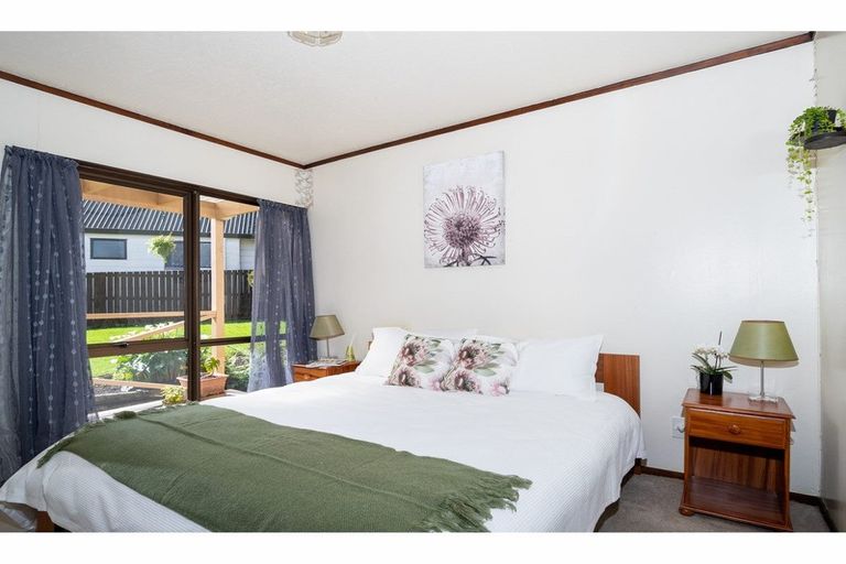 Photo of property in 18 Woodhouse Place, West Harbour, Auckland, 0618