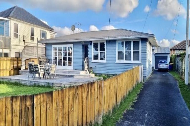 Photo of property in 13 Rewarewa Road, Te Atatu Peninsula, Auckland, 0610
