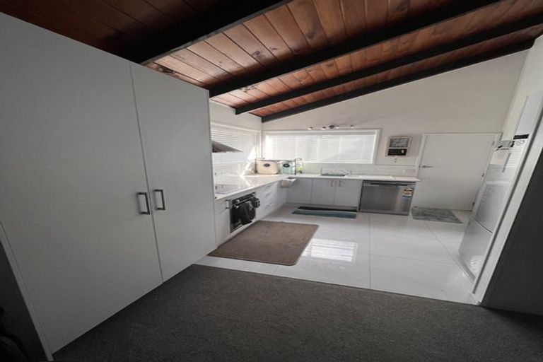 Photo of property in 1/307 Wairau Road, Totara Vale, Auckland, 0627