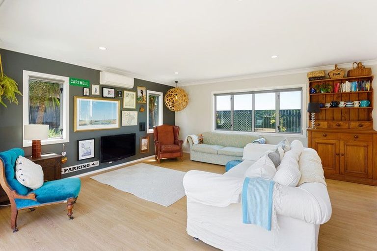 Photo of property in 35 Simpson Crescent, Raumati Beach, Paraparaumu, 5032