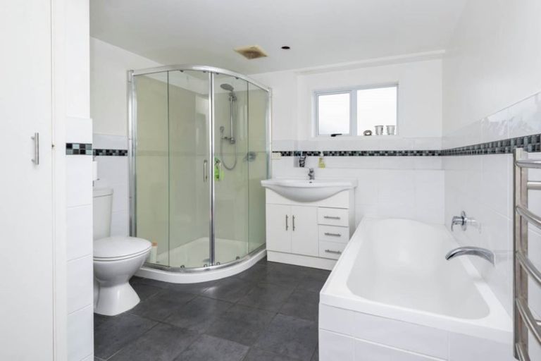 Photo of property in 21 Bert Wilson Place, Cockle Bay, Auckland, 2014